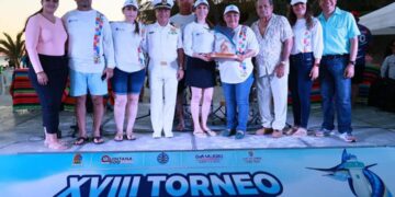 Atenea Gómez premia a pescadores en XVIII Torneo Internacional de Pesca de Isla Mujeres