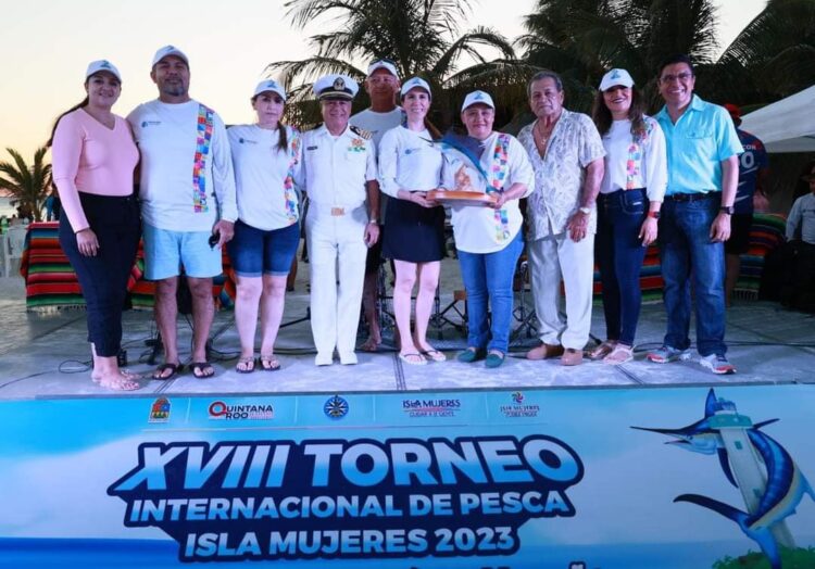Atenea Gómez premia a pescadores en XVIII Torneo Internacional de Pesca de Isla Mujeres