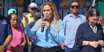 Lili Campos beneficia a comunidades de Solidaridad con “Piso firme y techo seguro”