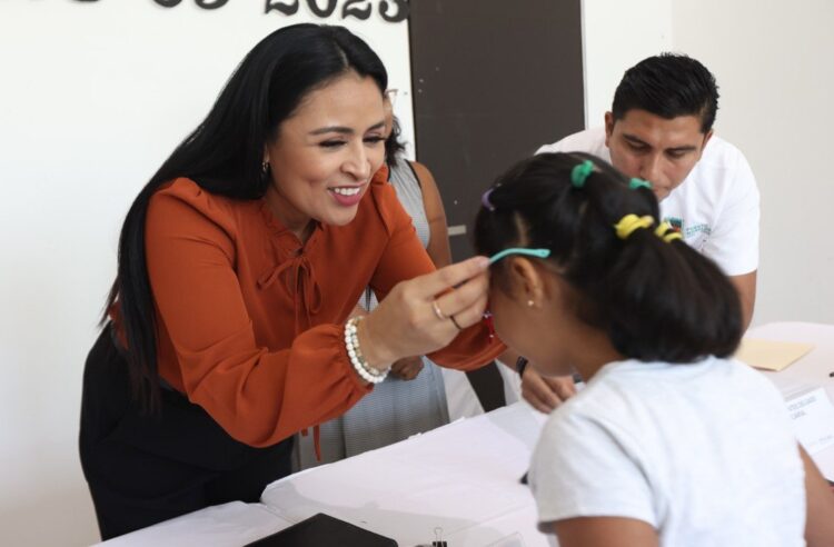 Blanca Merari entrega lentes a menores de edad de Puerto Morelos