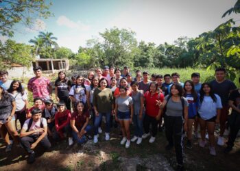 Blanca Merari felicita a estudiantes del Cecyte por esfuerzos para limpiar sendero del cenote del Domo