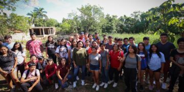 Blanca Merari felicita a estudiantes del Cecyte por esfuerzos para limpiar sendero del cenote del Domo