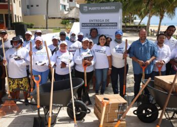 Blanca Merari entrega uniformes y herramientas a personal de limpieza de playas