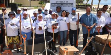 Blanca Merari entrega uniformes y herramientas a personal de limpieza de playas