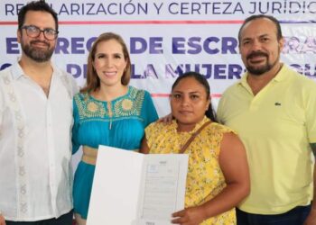 Atenea Gómez entregó escrituras en la Zona Continental de Isla Mujeres