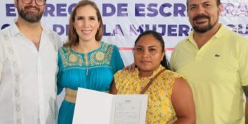 Atenea Gómez entregó escrituras en la Zona Continental de Isla Mujeres