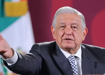 Anuncia AMLO aumento del 8.2% a maestros y trabajadores de la educación