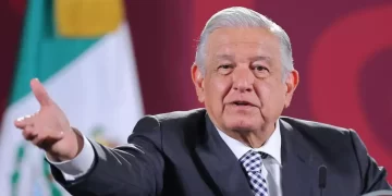 Anuncia AMLO aumento del 8.2% a maestros y trabajadores de la educación
