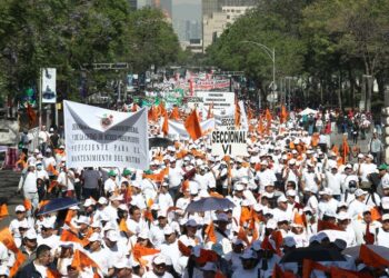Marchan miles de trabajadores al Zócalo para mitin por el 1° de Mayo