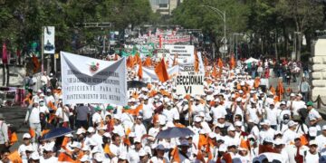 Marchan miles de trabajadores al Zócalo para mitin por el 1° de Mayo