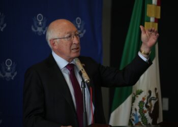 Llamada entre AMLO y Joe Biden reafirma compromiso sobre migración: Ken Salazar