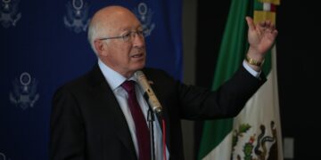Llamada entre AMLO y Joe Biden reafirma compromiso sobre migración: Ken Salazar