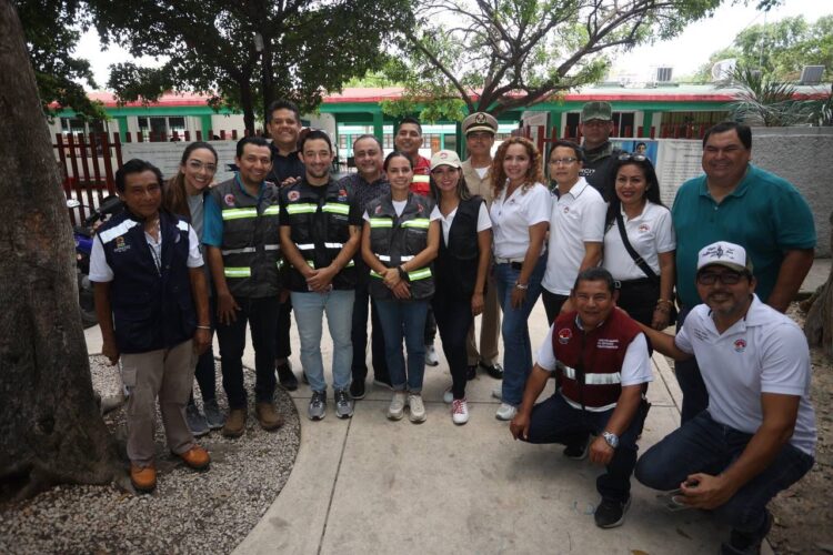 Ana Paty Peralta supervisa refugios temporales en Cancún