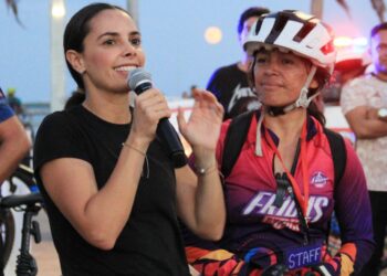 Recorre Ana Paty Peralta centro de Cancún en rodada nocturna