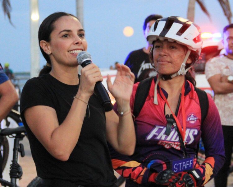 Recorre Ana Paty Peralta centro de Cancún en rodada nocturna