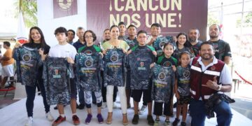 Ana Paty Peralta lleva trámites y servicios a Puerto Juárez