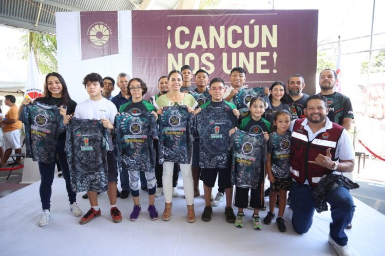 Ana Paty Peralta lleva trámites y servicios a Puerto Juárez