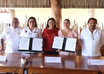 Blanca Merari atestigua firma de convenio entre Cecyte y Canirac para impulsar educación vial