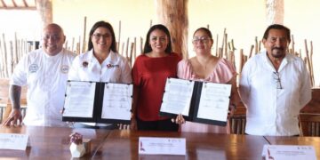 Blanca Merari atestigua firma de convenio entre Cecyte y Canirac para impulsar educación vial