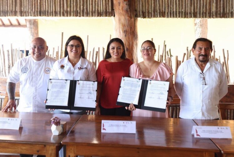 Blanca Merari atestigua firma de convenio entre Cecyte y Canirac para impulsar educación vial