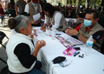 “Programa 70 y más inició en mi gobierno”, responde Calderón a Fox