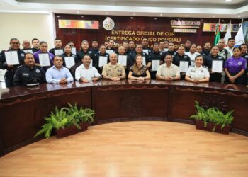 Entrega Atenea Gómez a policías municipales su Certificado Único Policial