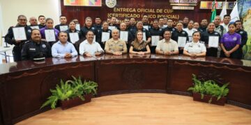 Entrega Atenea Gómez a policías municipales su Certificado Único Policial