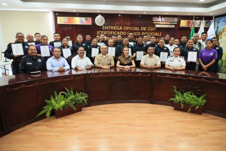 Entrega Atenea Gómez a policías municipales su Certificado Único Policial