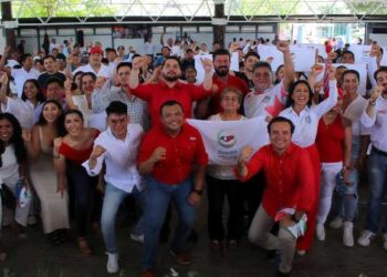 Rinde protesta la Red de Jóvenes por México del PRI en Playa del Carmen