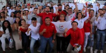 Rinde protesta la Red de Jóvenes por México del PRI en Playa del Carmen