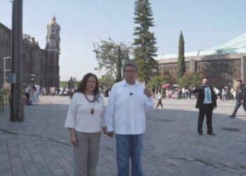 Ricardo Monreal asiste a misa en su primer acto como aspirante presidencial