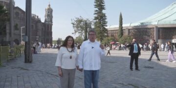 Ricardo Monreal asiste a misa en su primer acto como aspirante presidencial