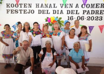 Blanca Merari convive con abuelitos de la Casa del Adulto Mayor “Nohoch Uinic”