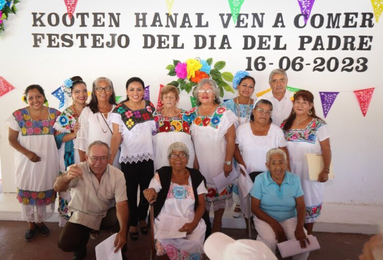 Blanca Merari convive con abuelitos de la Casa del Adulto Mayor “Nohoch Uinic”