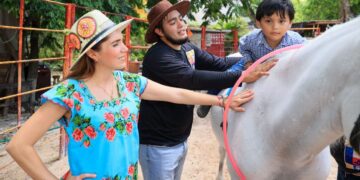 Lleva Atenea Gómez bienestar a Zona Continental donde ya se cuenta con Equinoterapia