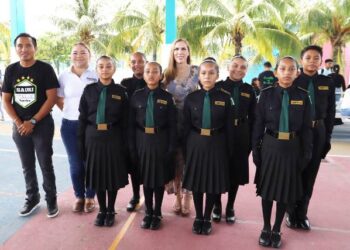 Apoya Atenea Gómez Escolta de Bandera que participará en concurso nacional en Durango