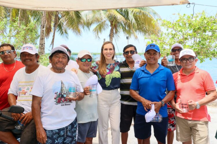 Atenea Gómez felicita y reconoce a los padres isleños
