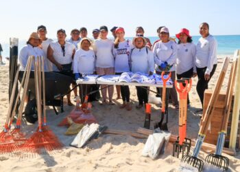 Entrega Atenea Gómez uniformes y equipo nuevo al personal de Zofemat en Isla Blanca