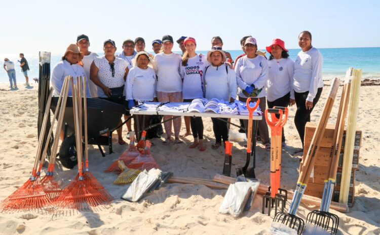 Entrega Atenea Gómez uniformes y equipo nuevo al personal de Zofemat en Isla Blanca