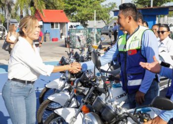 Entrega Lili Campos equipo por mejores servicios públicos