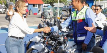 Entrega Lili Campos equipo por mejores servicios públicos