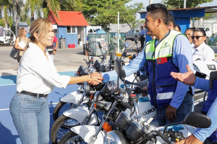 Entrega Lili Campos equipo por mejores servicios públicos