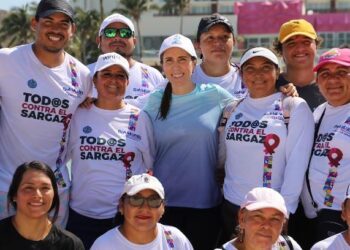 Encabeza Atenea Gómez limpieza de playas en Isla Mujeres