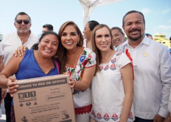 Realizan entrega de mil 620 apoyos de “Mujer es Vida” en Isla Mujeres