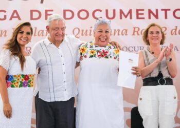 AMLO y Mara Lezama entregan documentos agrarios a mujeres en Chetumal