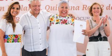 AMLO y Mara Lezama entregan documentos agrarios a mujeres en Chetumal