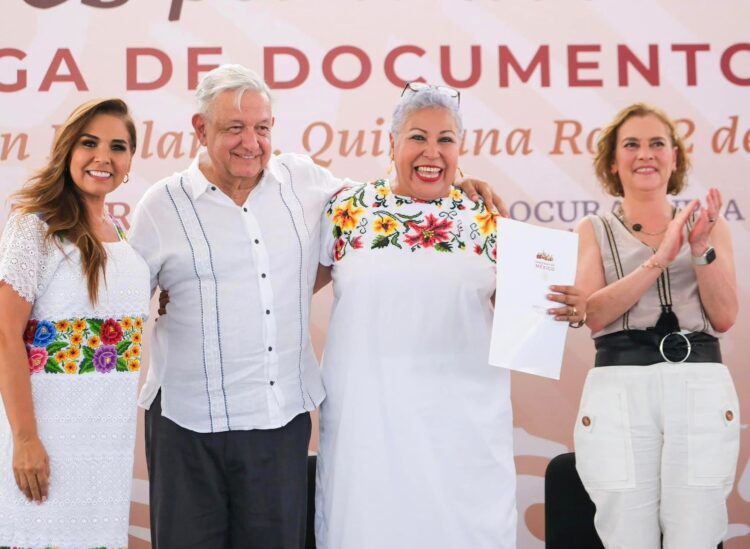 AMLO y Mara Lezama entregan documentos agrarios a mujeres en Chetumal