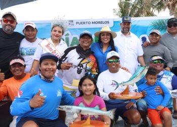 Blanca Merari premia a ganadores de las actividades por el Día de la Marina
