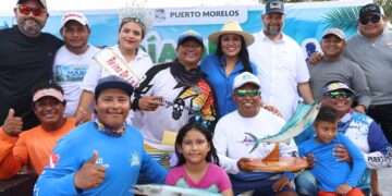 Blanca Merari premia a ganadores de las actividades por el Día de la Marina