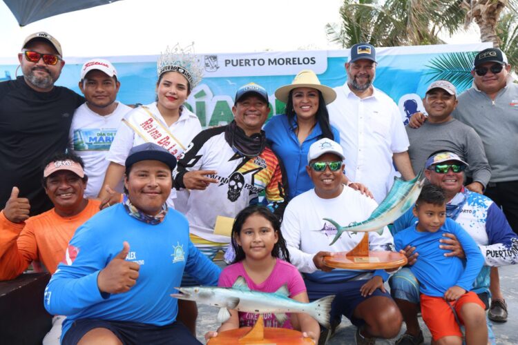 Blanca Merari premia a ganadores de las actividades por el Día de la Marina
